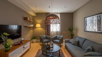 Suite – premium | Oppholdsrom | En 107-centimeters LCD-TV med Parabol-TV samt TV og iPad