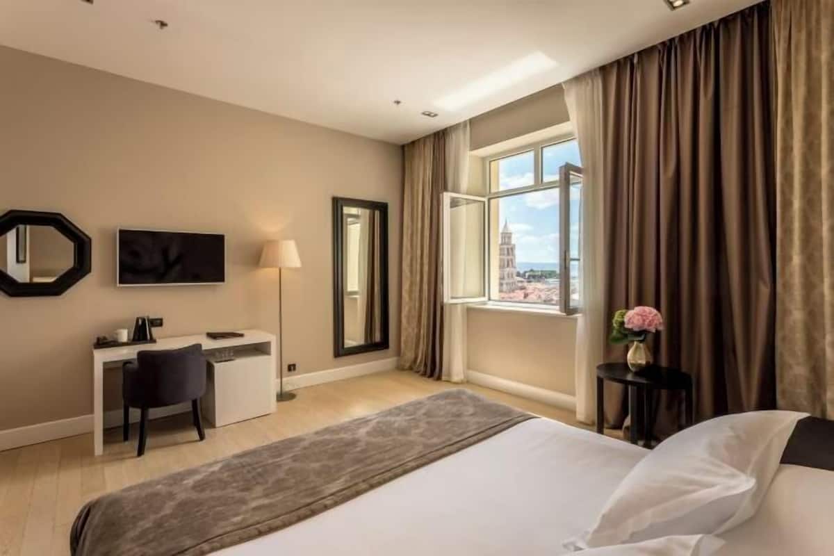 1 bedroom, hypo-allergenic bedding, minibar, in-room safe