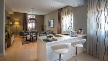 Una sala de estar moderna con un sofá, una mesa de centro y un comedor con barra.