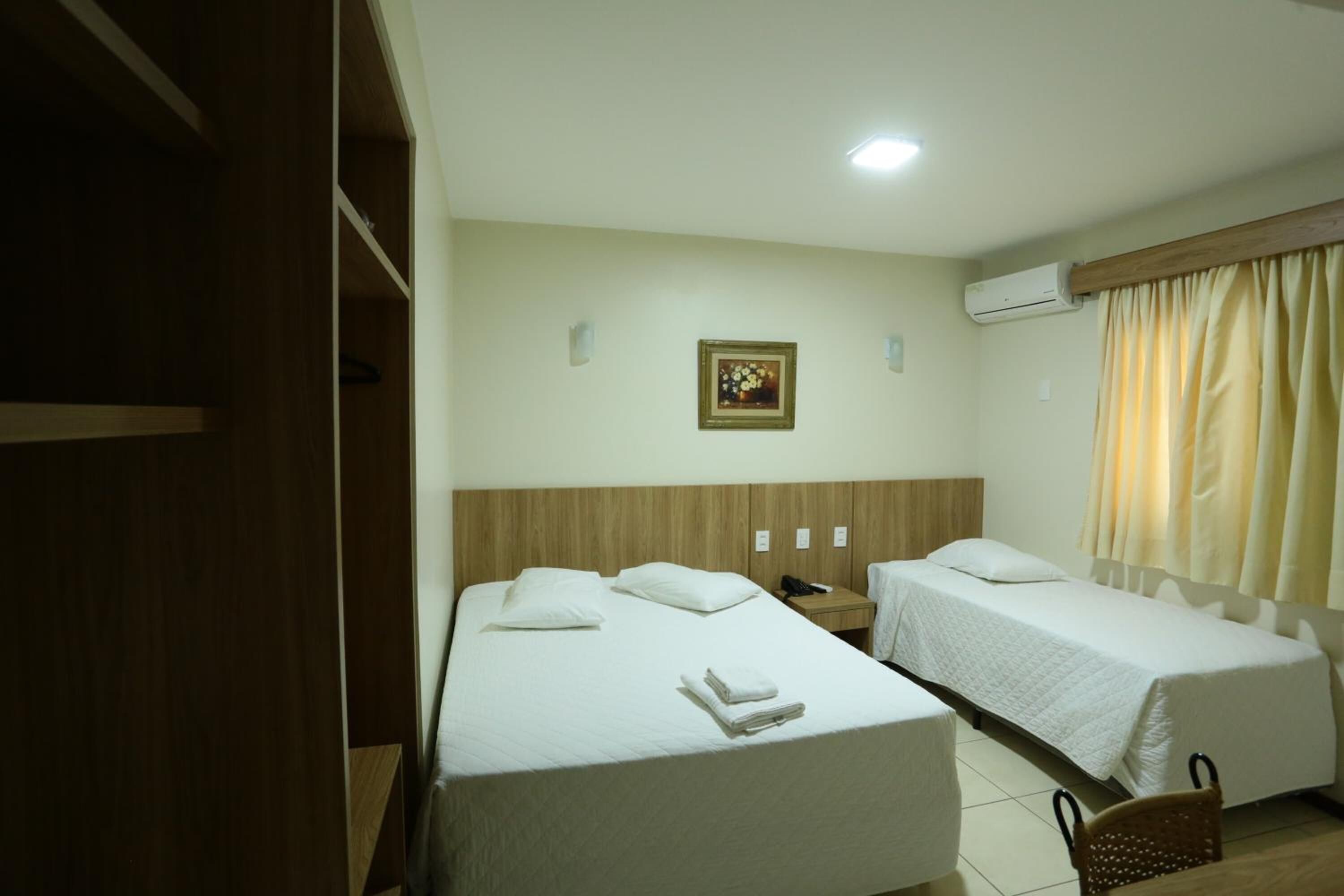 Frigobar, quartos à prova de som, Wi-Fi de cortesia, roupa de cama