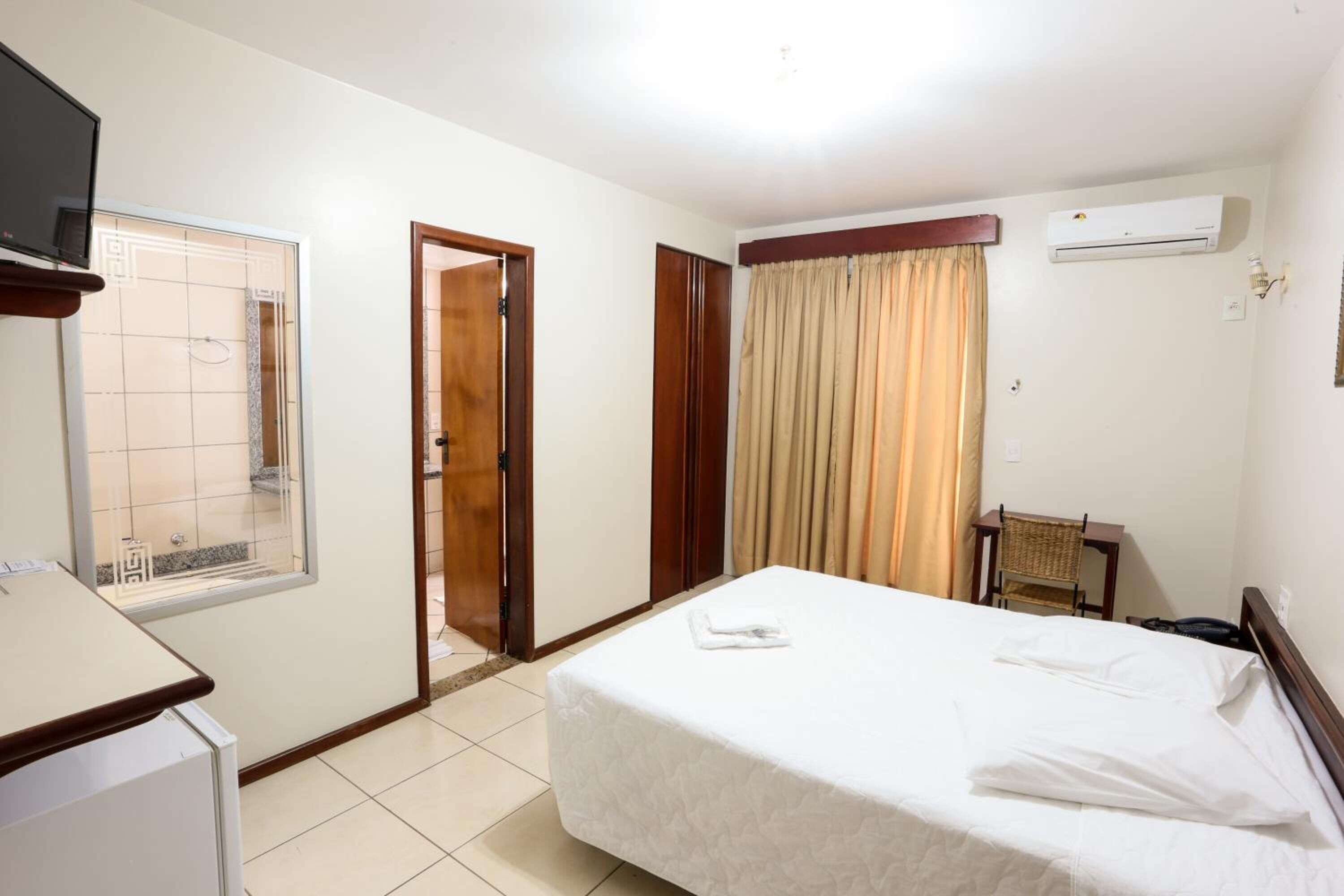 minibar, free wifi, bed sheets