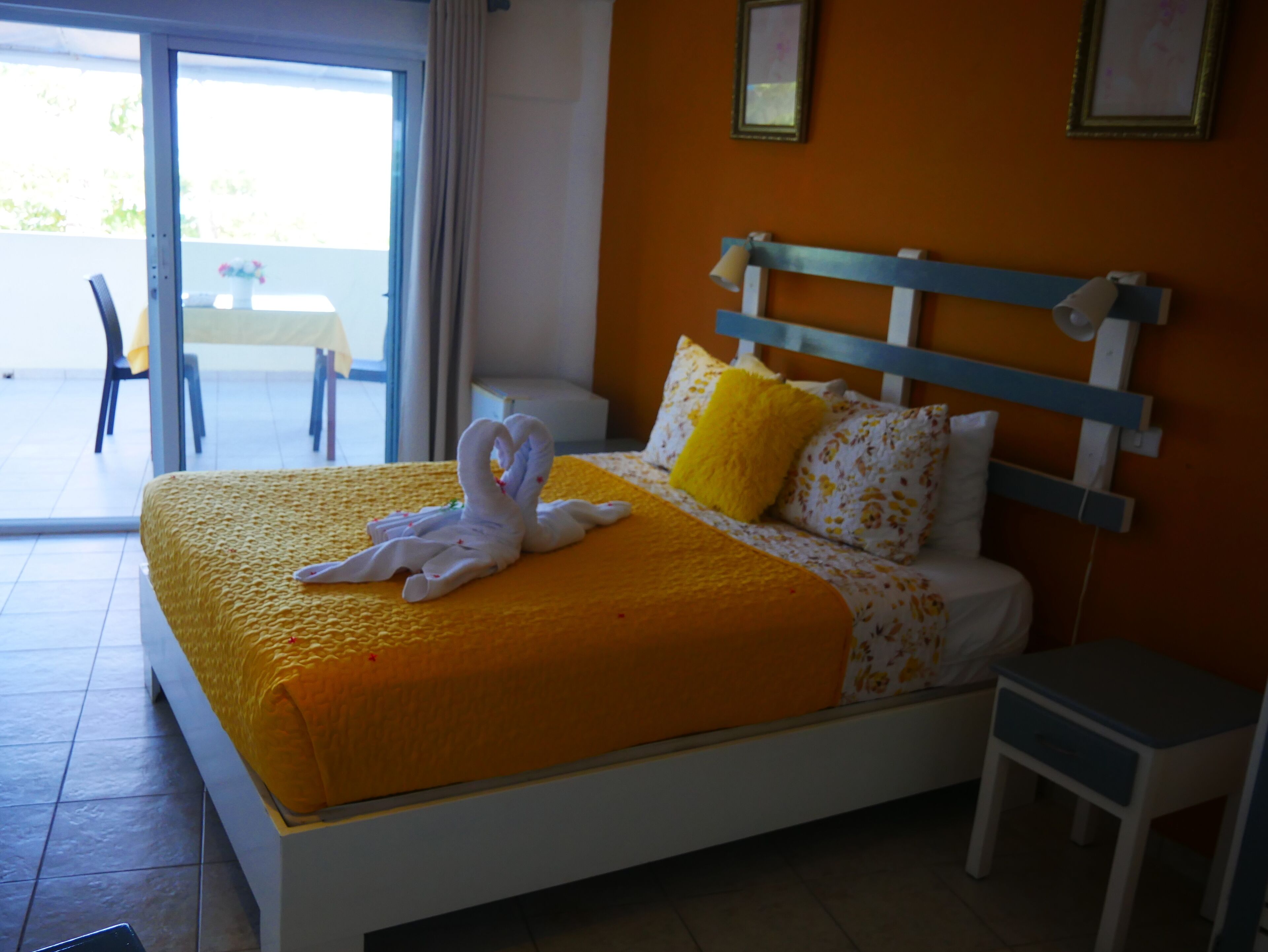 Une chambre d’hôtel avec un lit, une table de chevet et une vue sur l’extérieur.