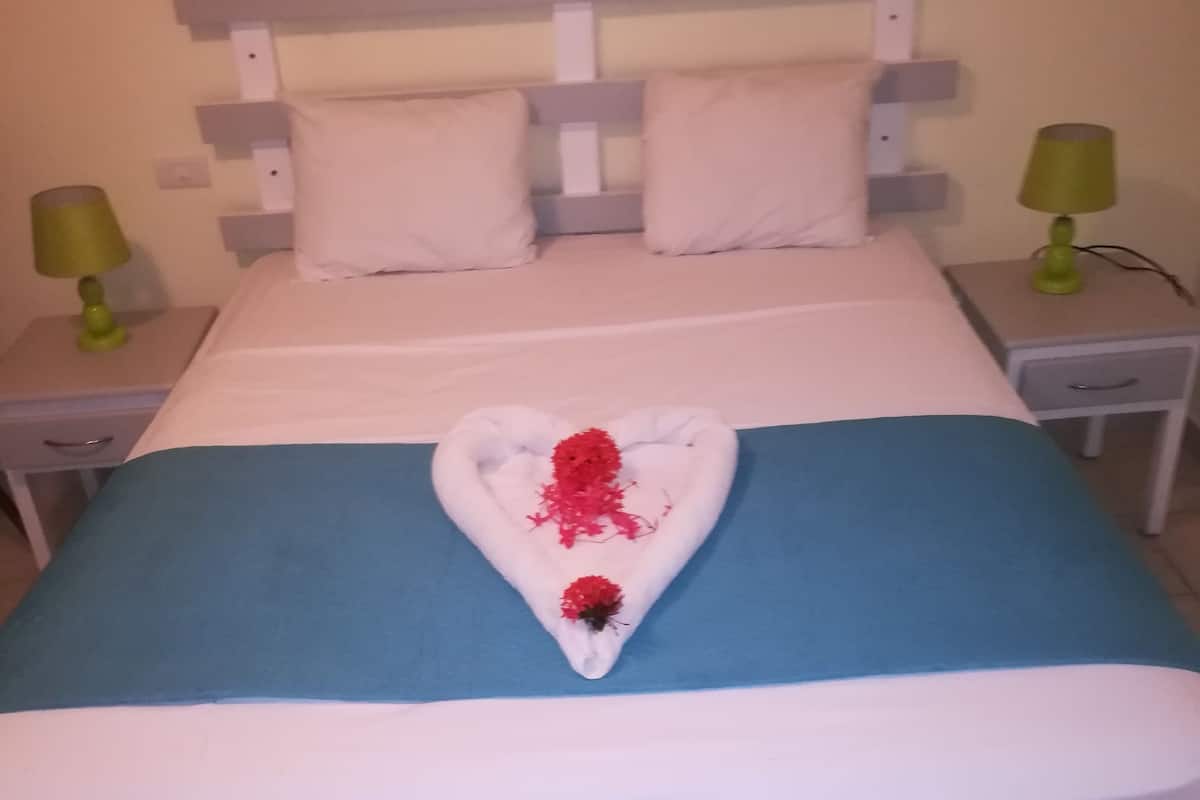 Standard, 1 Queen Bed | Värdeförvaringsskåp på rummet, skrivbord och mörkläggningsgardiner