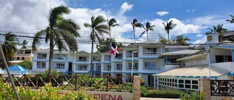 Un hotel frente a la playa con un letrero que dice "Costa Rica Beach Hotel".