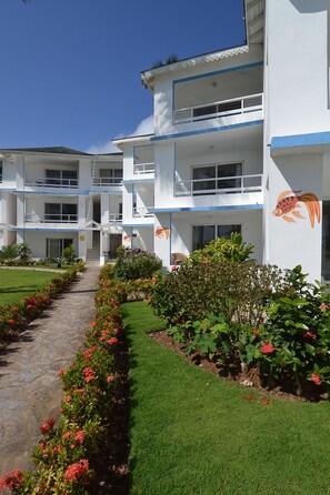 Utendørsbasseng, bassengparasoller og solsenger