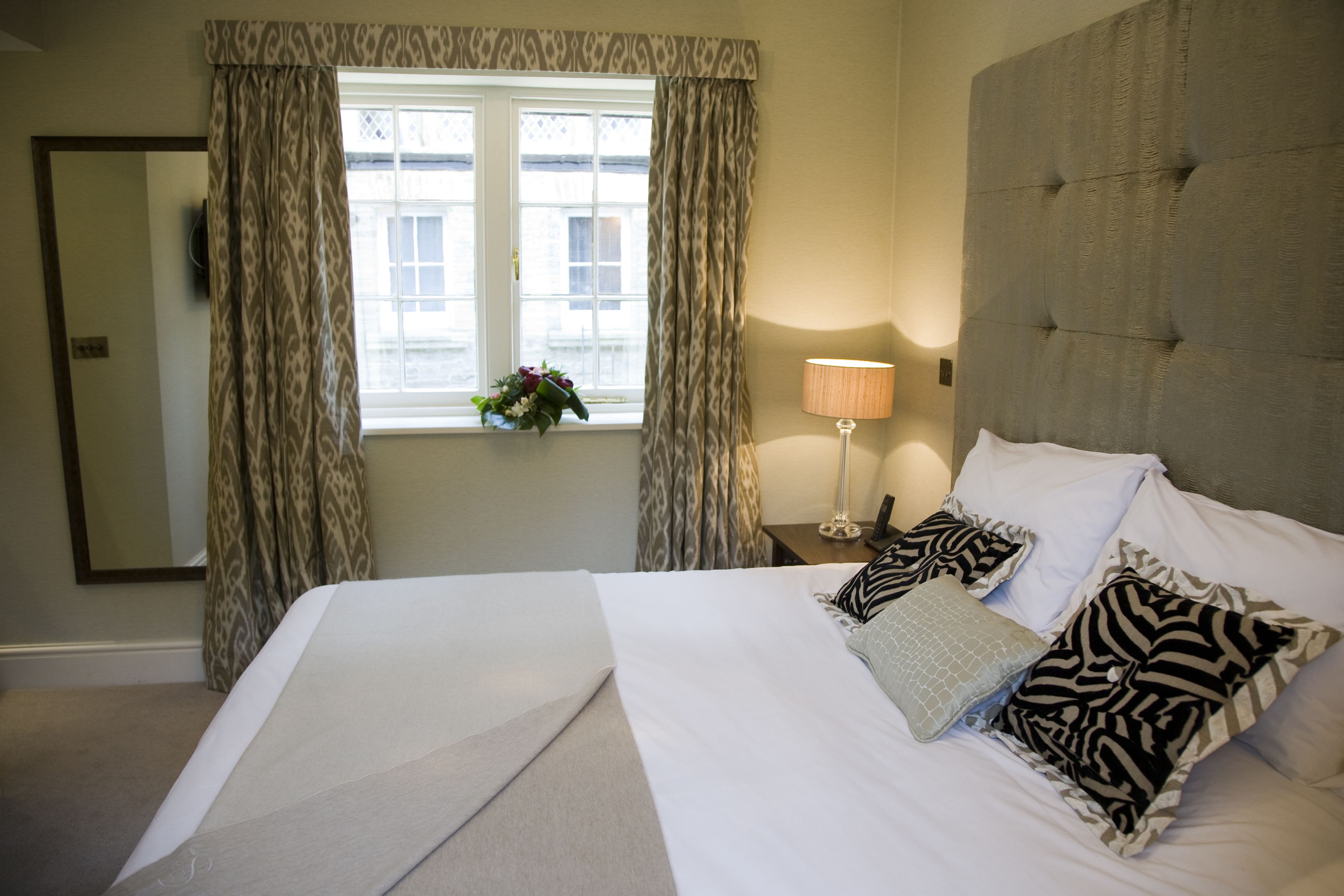 Ropa de cama de alta calidad y caja de seguridad en la habitación 