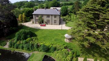 Vista frontal de la propiedad