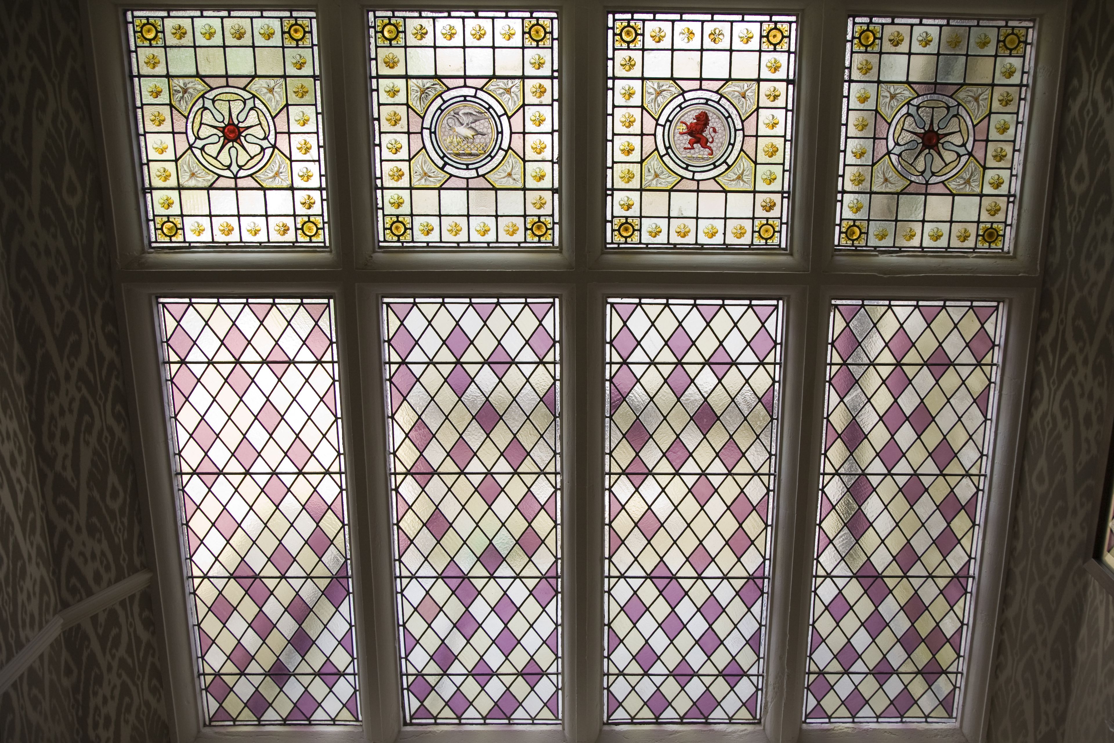 Un ensemble de six vitraux aux motifs géométriques et floraux.