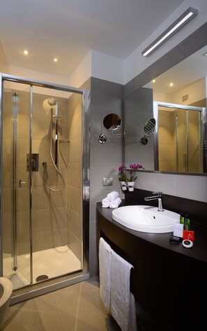 Shower, free toiletries, hair dryer, towels - Rome Art Hotel - Trevi Hotels Group (Rome)