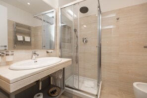 ミニバー、セーフティボックス (室内)、デスク、WiFi (無料)