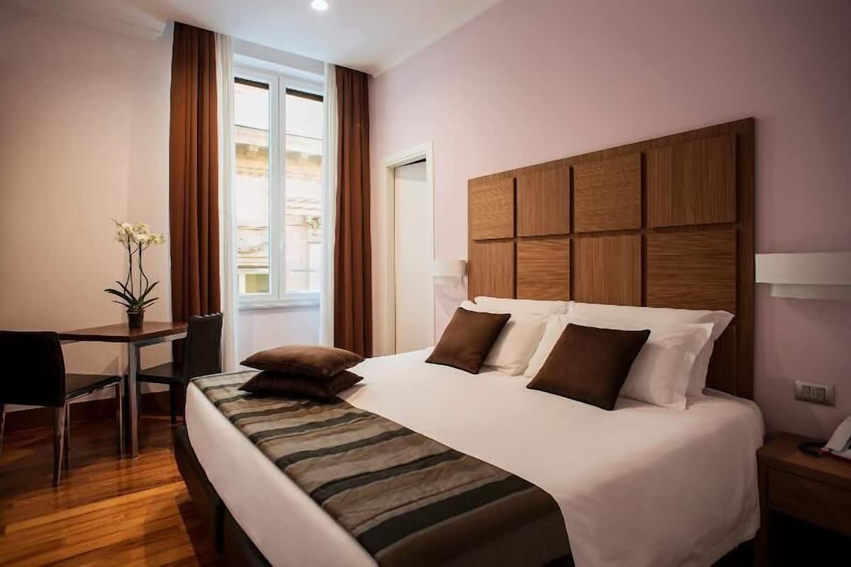 Minibar, coffres-forts dans les chambres, bureau, Wi-Fi gratuit