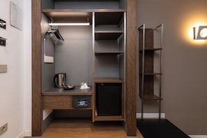 Camera quadrupla | Minibar, una cassaforte in camera, una scrivania, Wi-Fi gratuito
