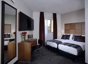 Triple Room | Minibar, in-room safe, desk, free WiFi - Rome Art Hotel - Trevi Hotels Group (Rome)