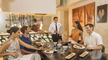10 restaurants; breakfast, lunch and dinner served