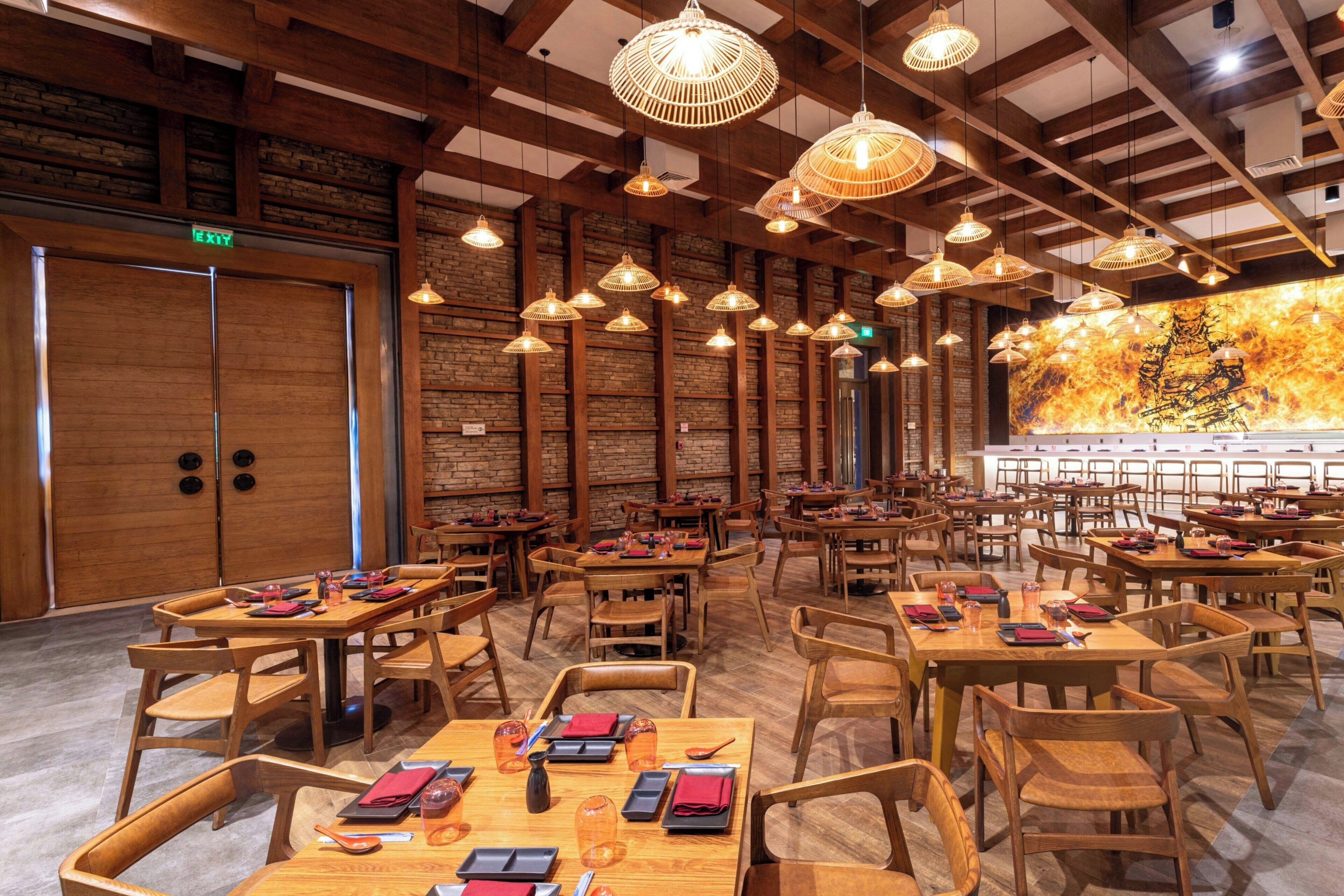 10 restaurants; breakfast, lunch, and dinner served