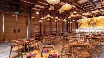 10 restaurants; breakfast, lunch, and dinner served