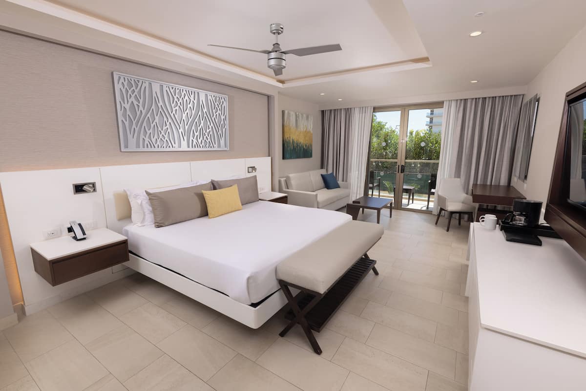 Premium bedding, free minibar, in-room safe, desk