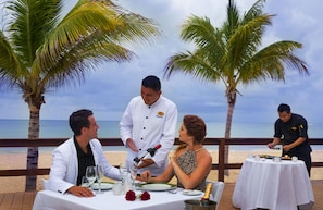 10 restaurants, breakfast served