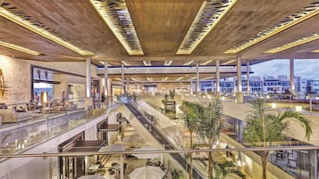 4 bars, 6 bars en milieu de piscine, 2 bars en bord de piscine