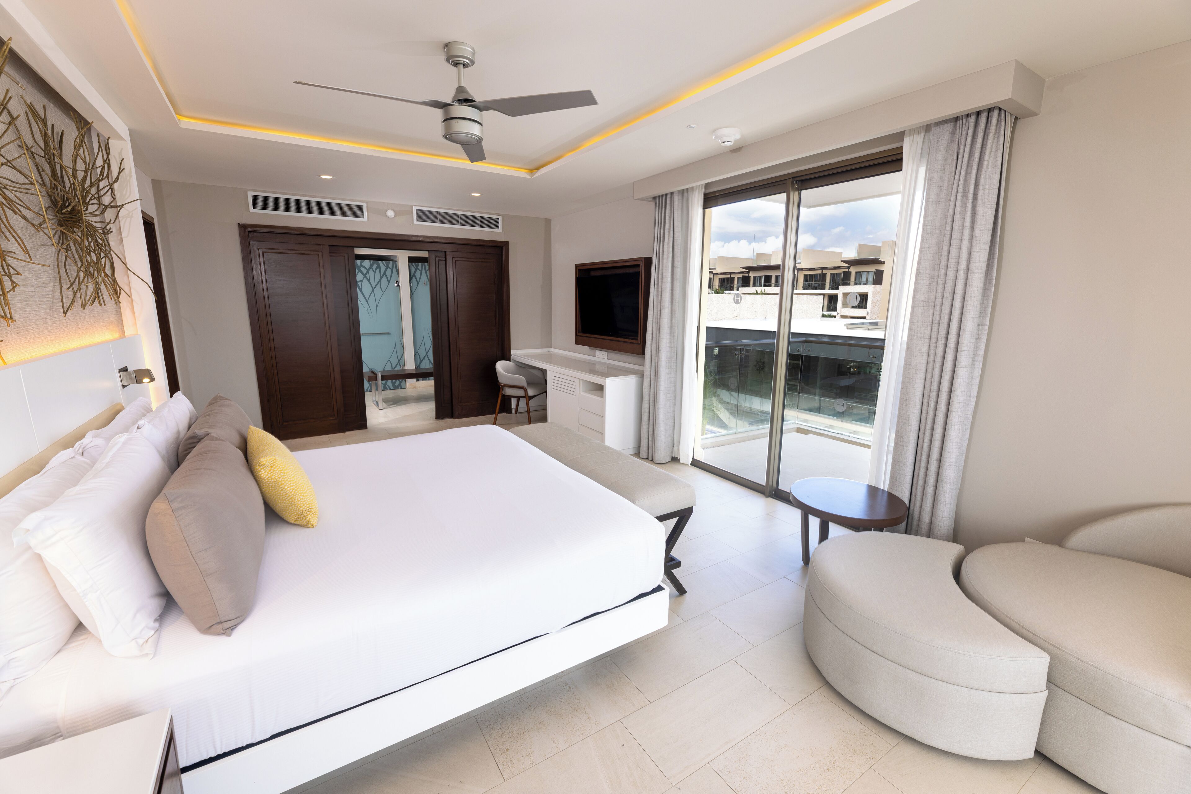 Luxury Presidential One Bedroom Suite Ocean View Diamond Club | Premium bedding, free minibar, in-room safe, desk