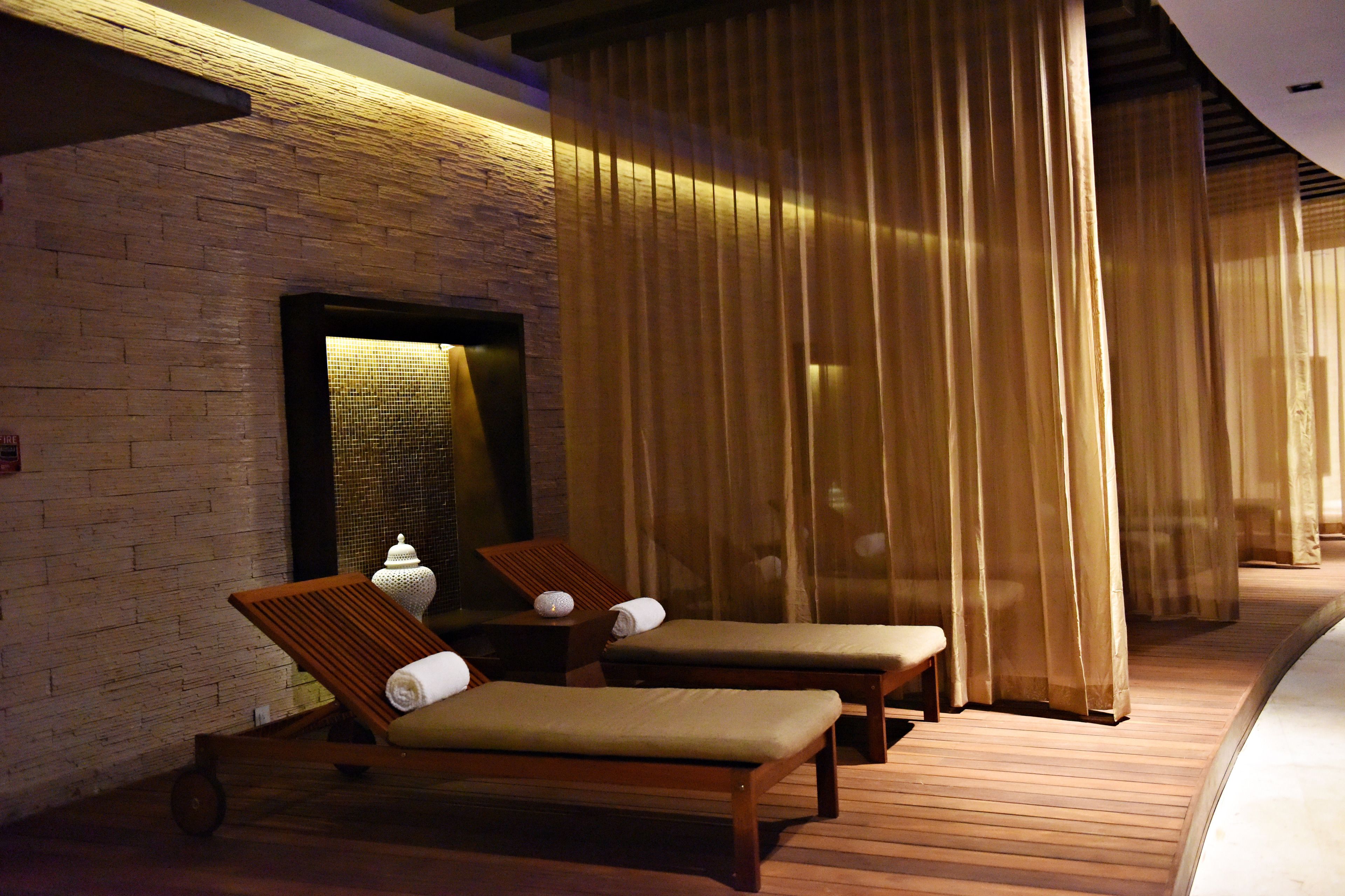 Behandlingsrum för par, bastu, bubbelpool och ångbastu