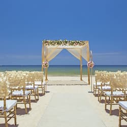 Sulla spiaggia, sabbia bianca, lettini da mare, ombrelloni