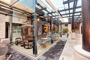 10 restaurants, breakfast served