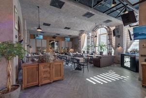 Se sirven desayunos y almuerzos, cocina europea moderna