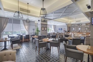 每日供應吃到飽早餐 (每人 UAH400)