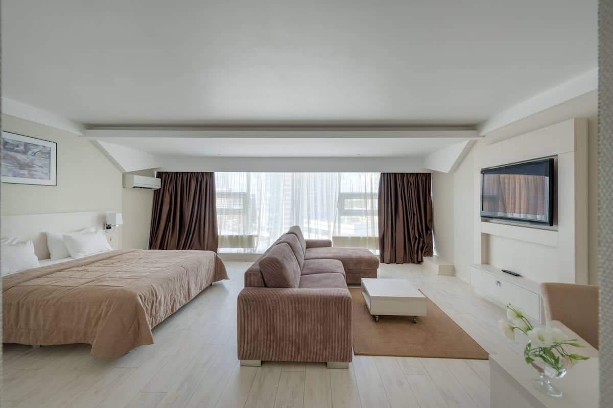 Ropa de cama hipoalergénica y minibar 