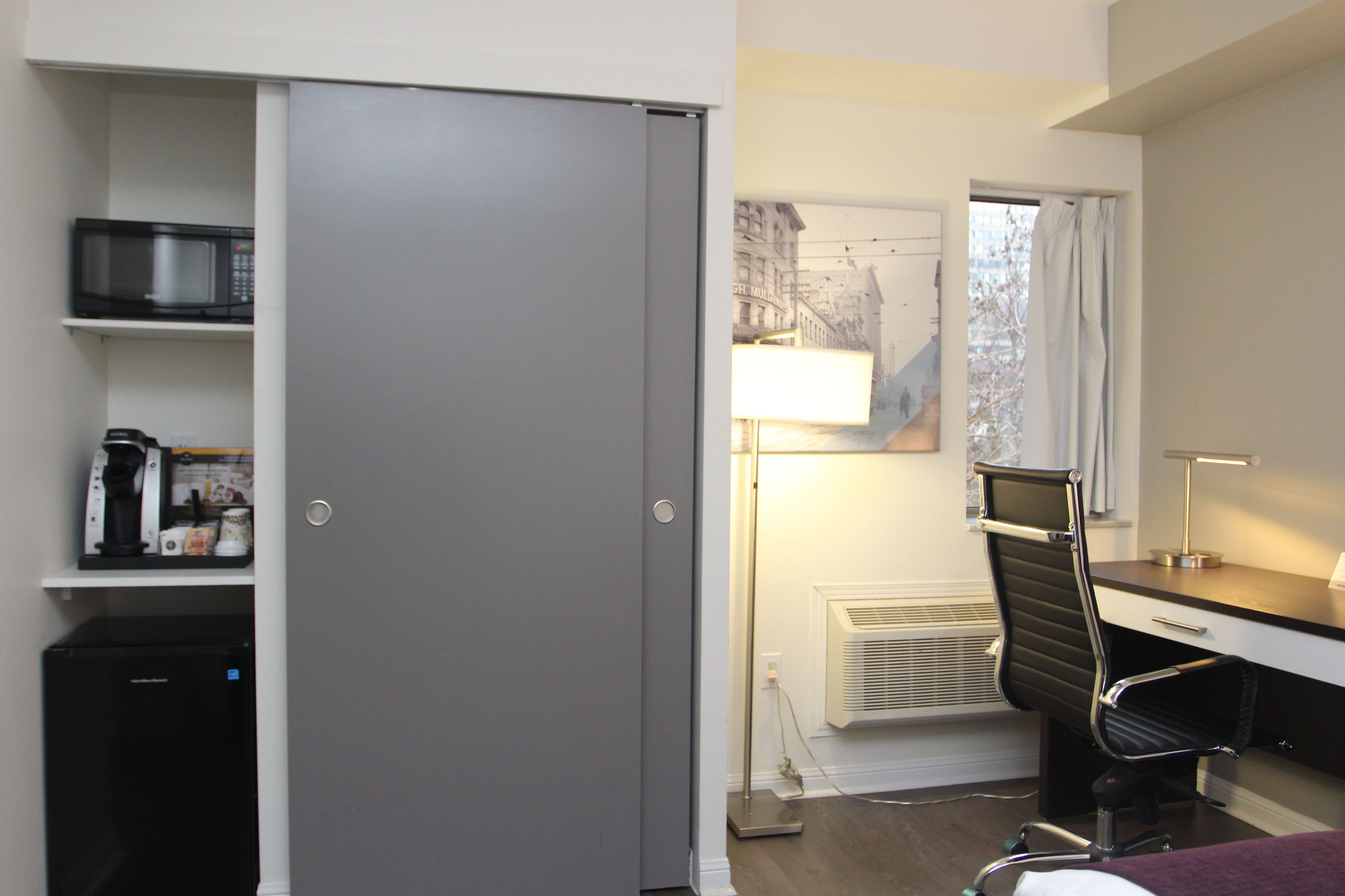 standard room, 1 queen bed, non smoking | hypo-allergenic bedding, pillow-top beds, in-room safe