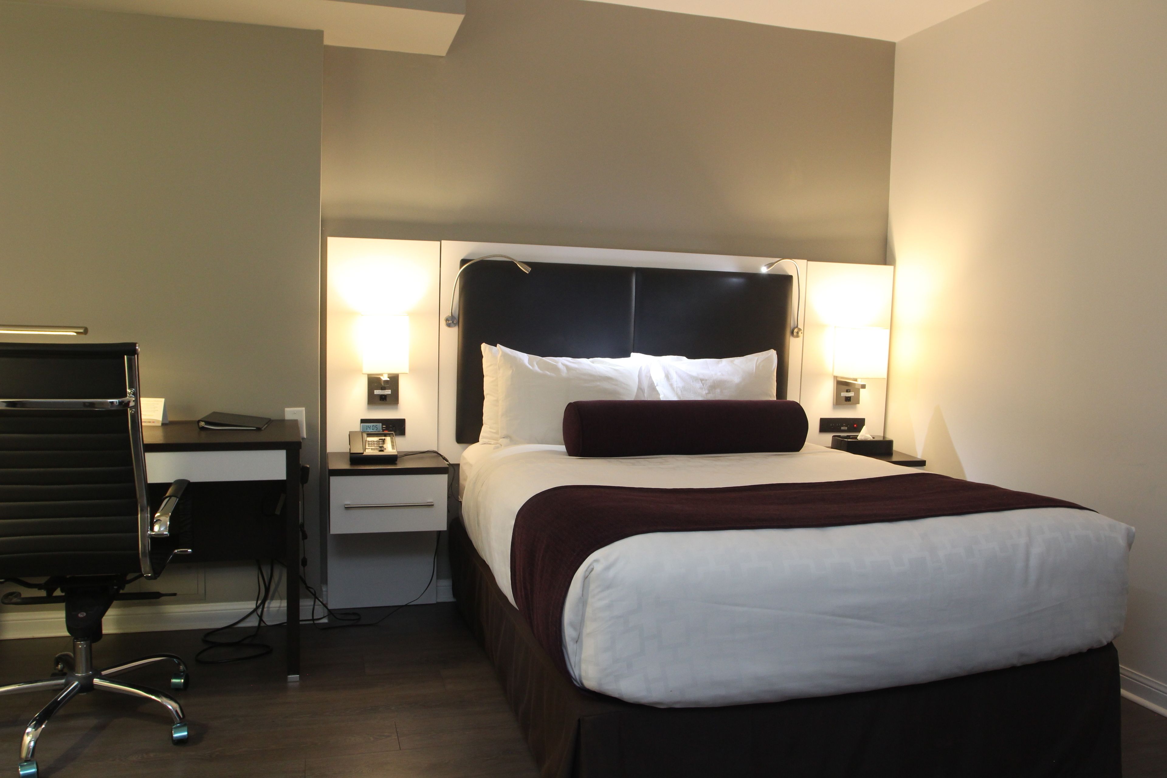 standard room, 1 queen bed, non smoking | hypo-allergenic bedding, pillow-top beds, in-room safe