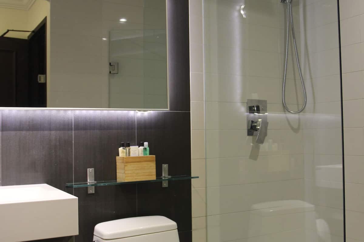 standard room, 2 queen beds, non smoking | bathroom | shower, rainfall showerhead, free toiletries, hair dryer