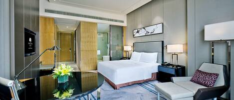 Minibar, pengeskab på værelset, skrivebord, lydisolering