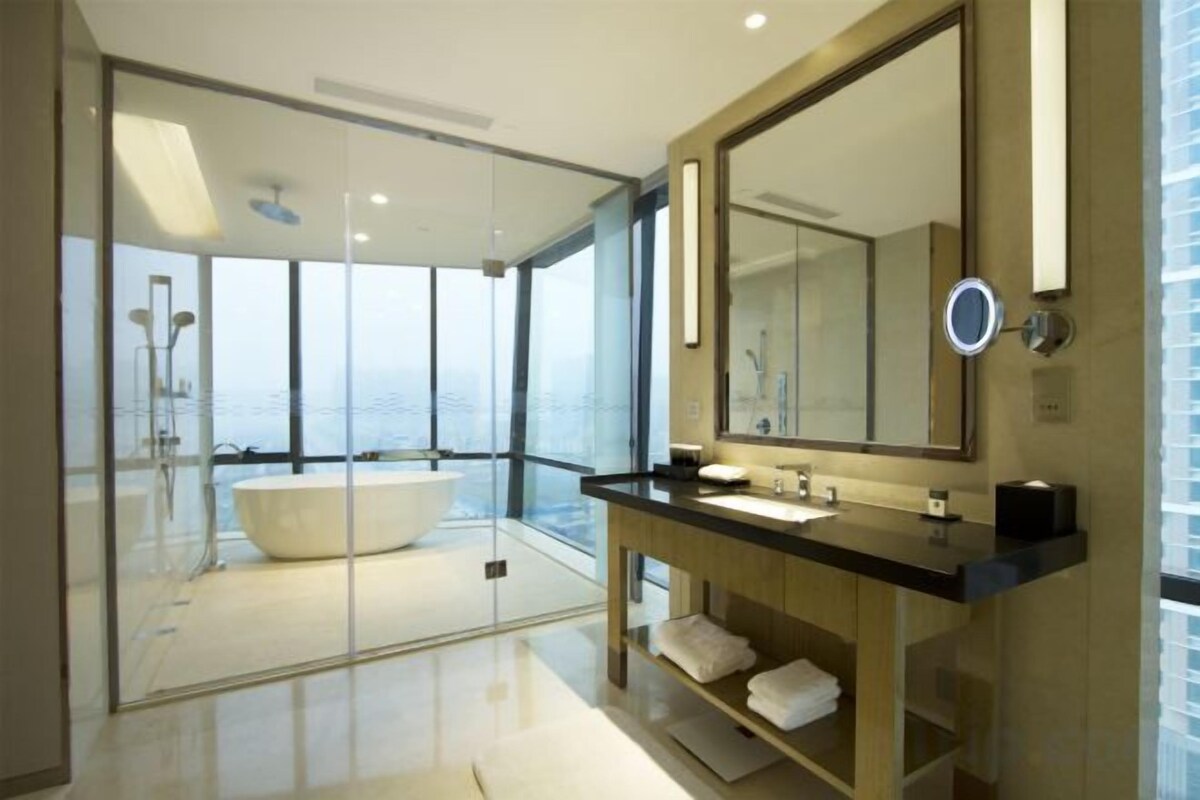 Bathroom | Separate tub and shower, free toiletries, hair dryer (on request)