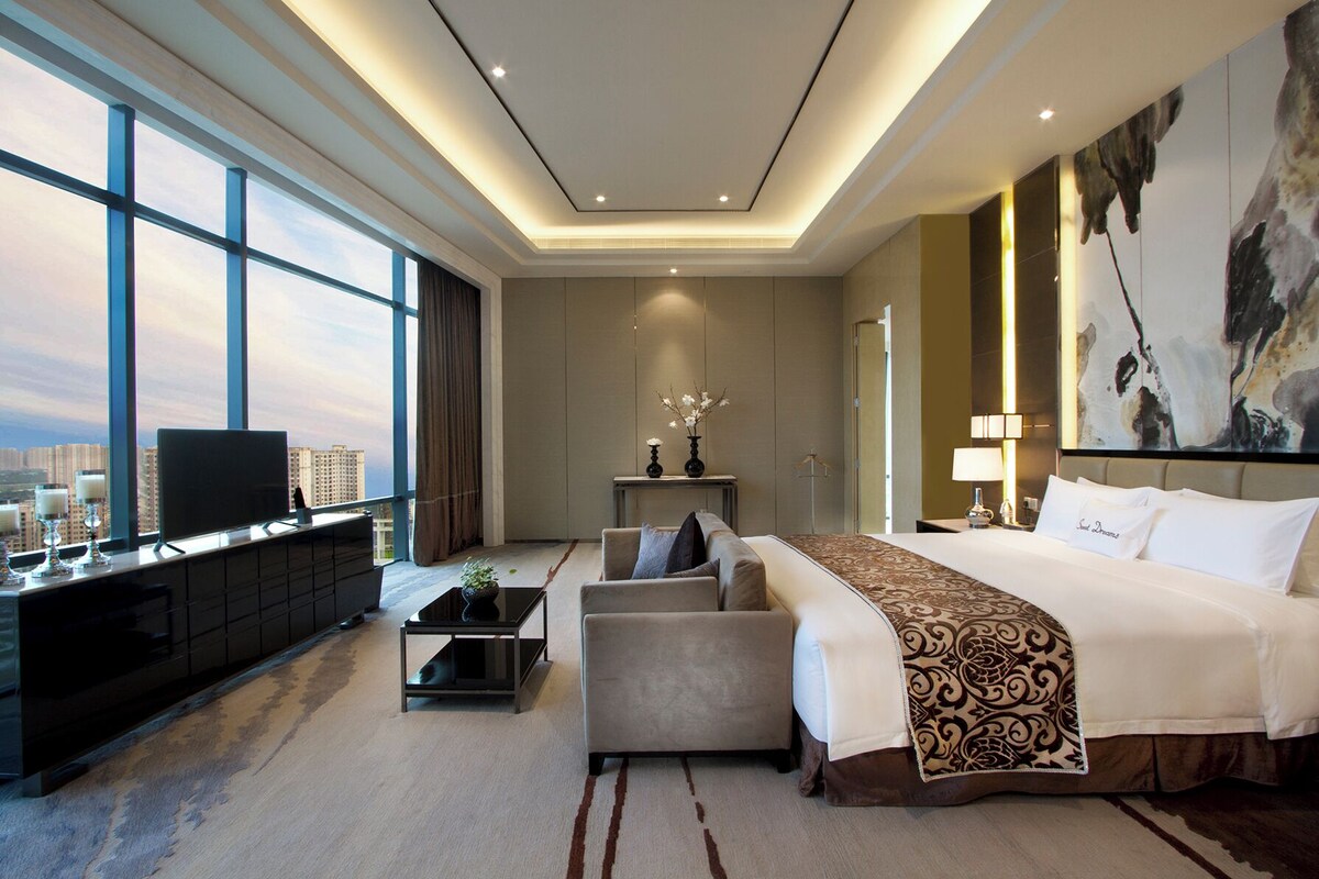 Room, 1 King Bed | Minibar, in-room safe, desk, soundproofing