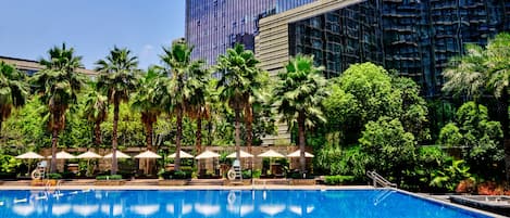 Una piscina cubierta, una piscina al aire libre