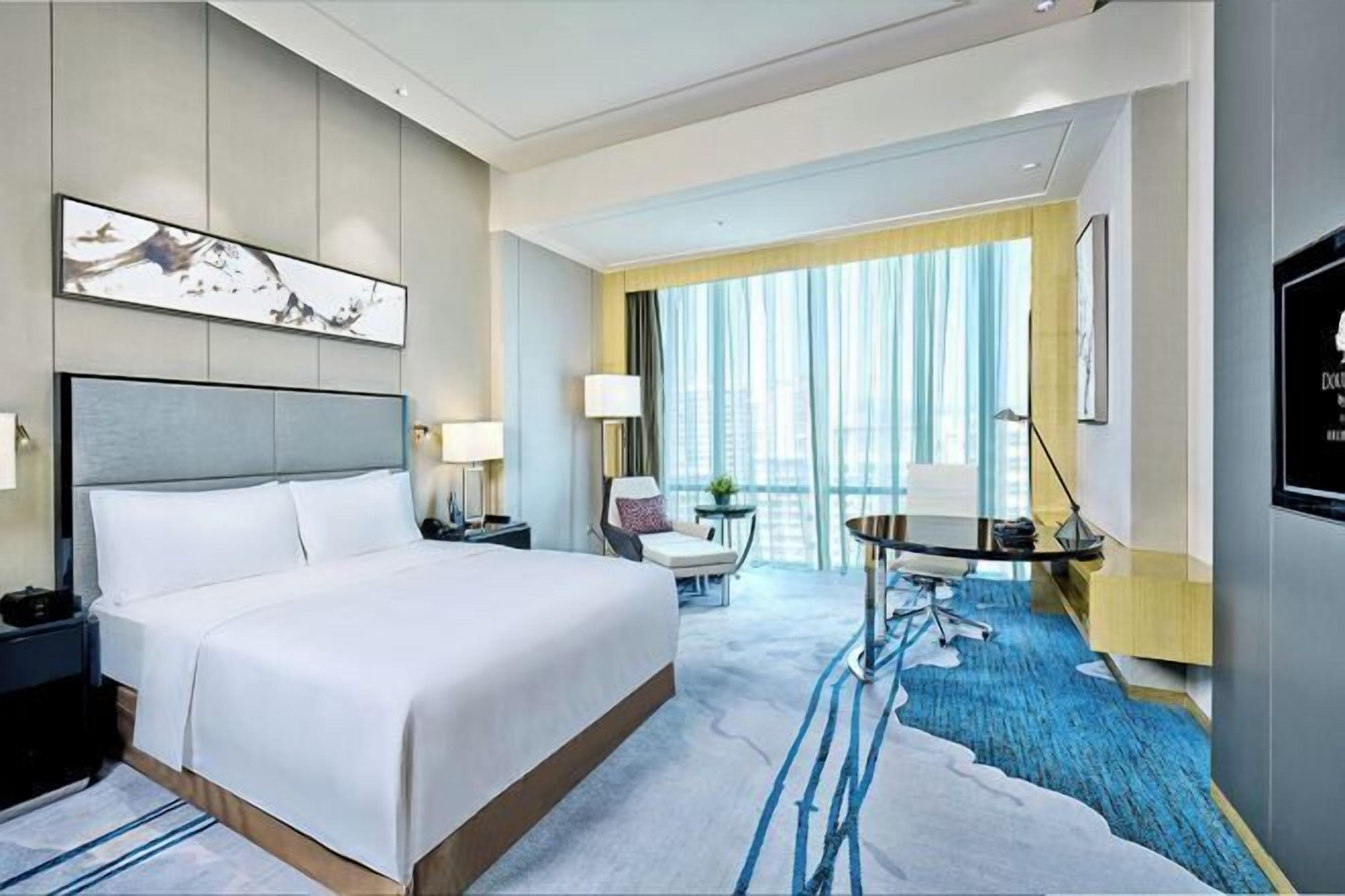 Minibar, caja de seguridad en la habitación y escritorio 