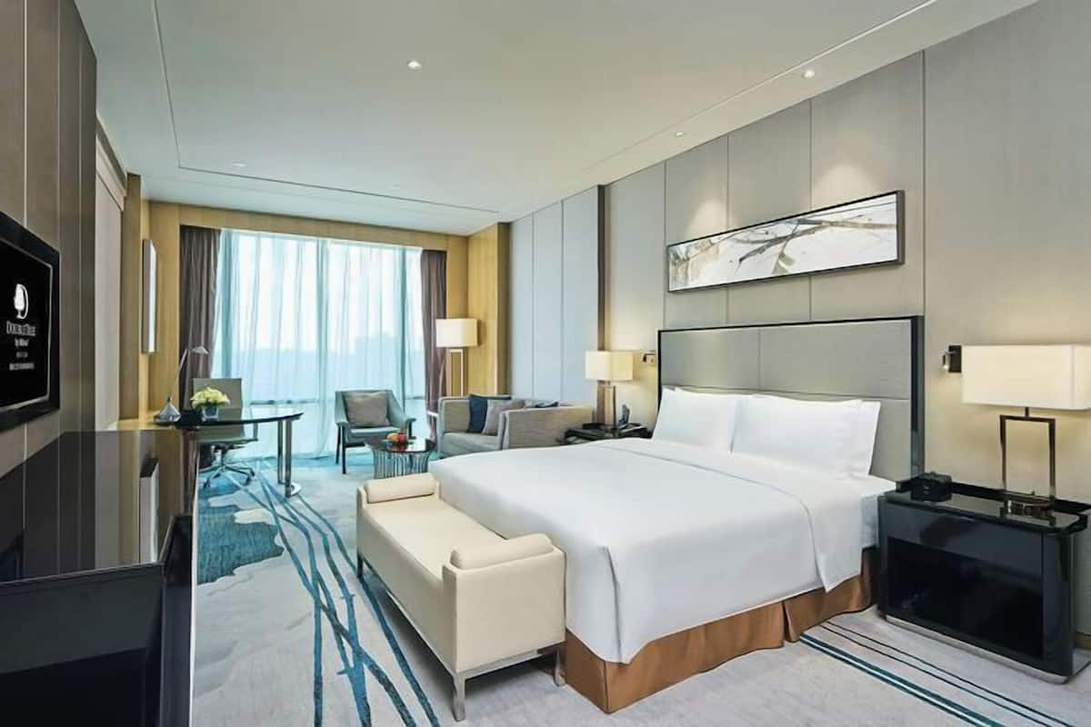 Frigobar, cofres nos quartos, escrivaninha, quartos à prova de som