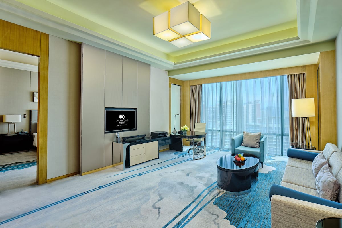 Executive Suite | Minibar, in-room safe, desk, soundproofing