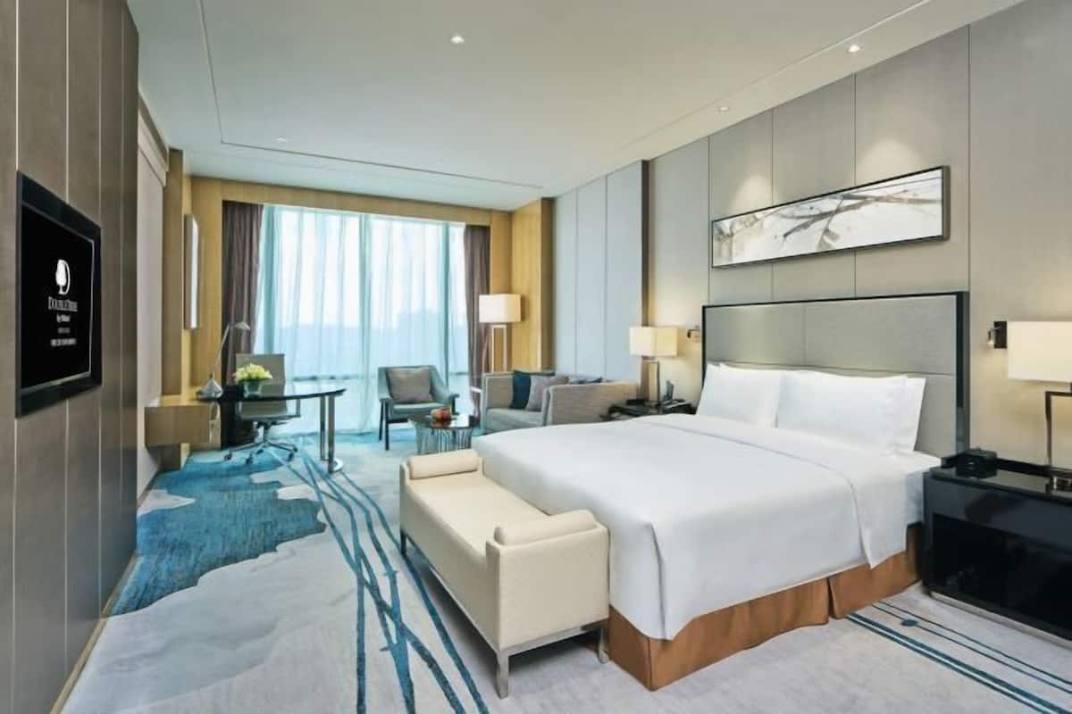 Minibar, in-room safe, desk, soundproofing