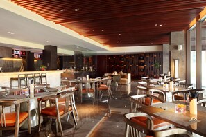 2 restaurants; breakfast, lunch, and dinner served