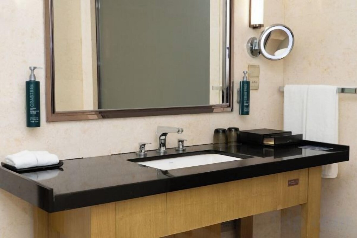 Bañera y ducha independientes, artículos de tocador gratuitos