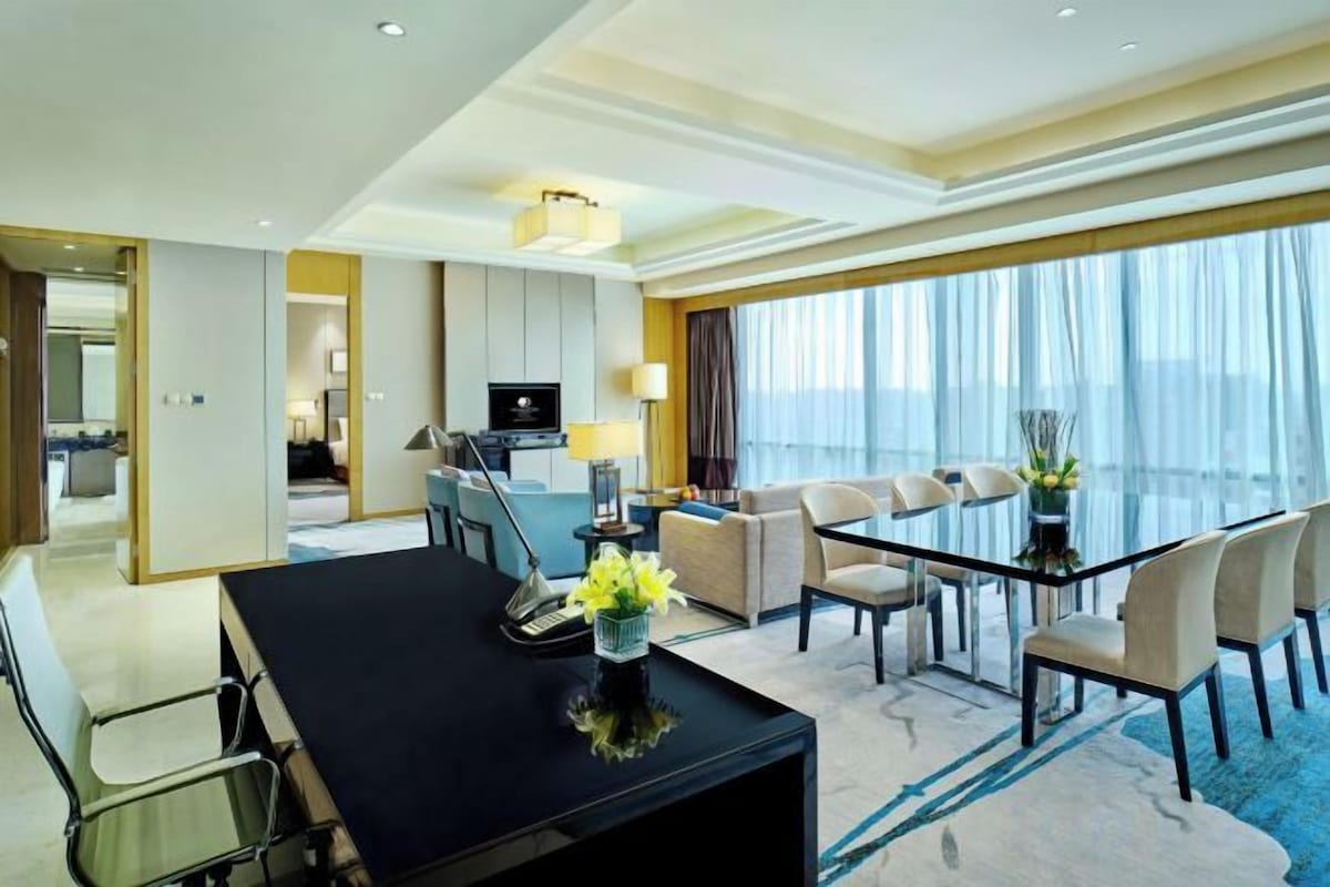 Dining | 2 restaurants; breakfast, lunch, and dinner served