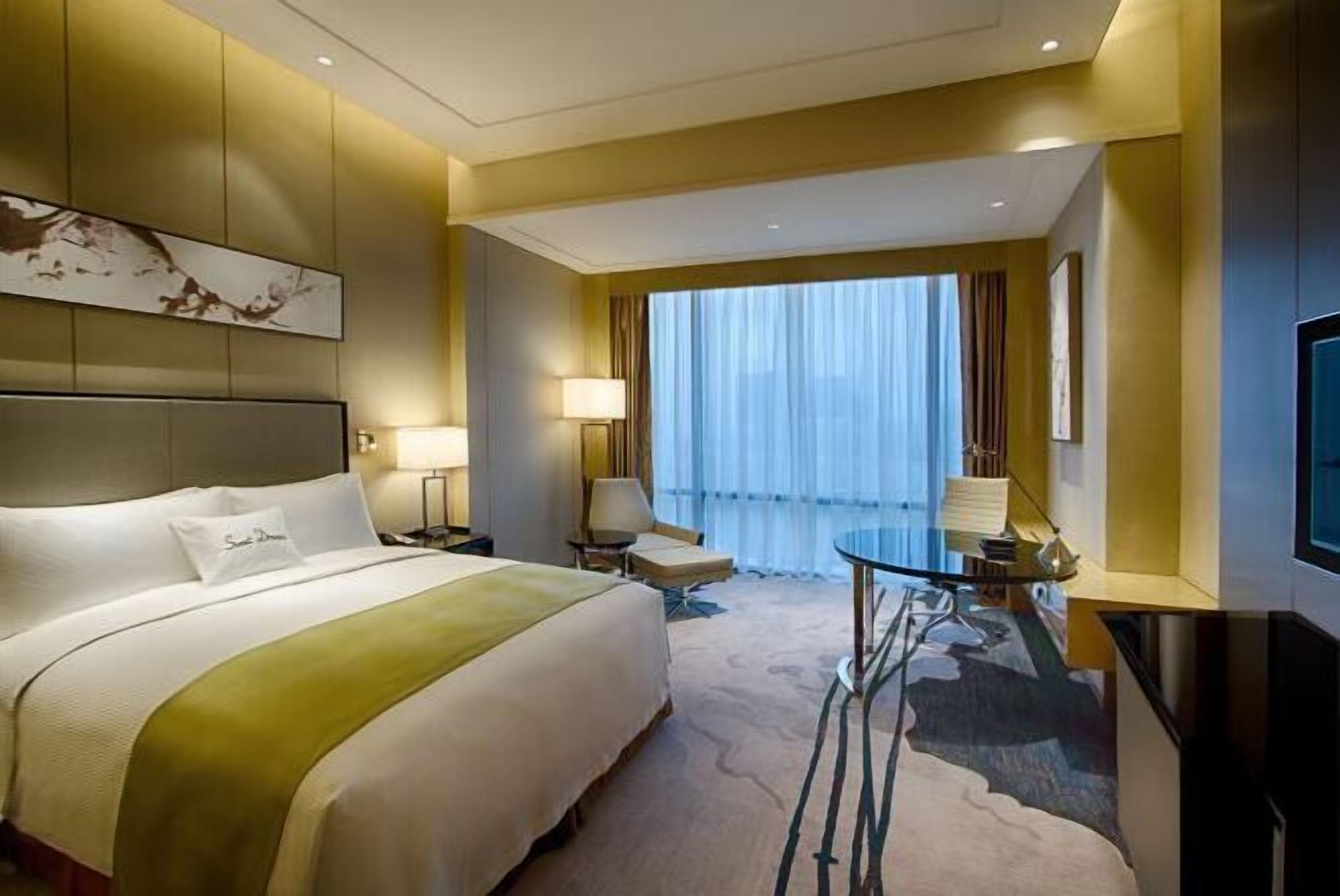 Minibar, safe på rommet, skrivebord og lydisolert