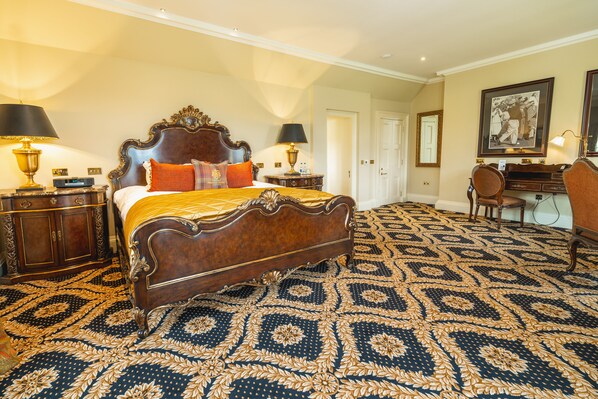 Deluxe Double Room, 1 King Bed | Premium bedding, minibar, in-room safe, desk - Trump Macleod House & Lodge (Aberdeen)