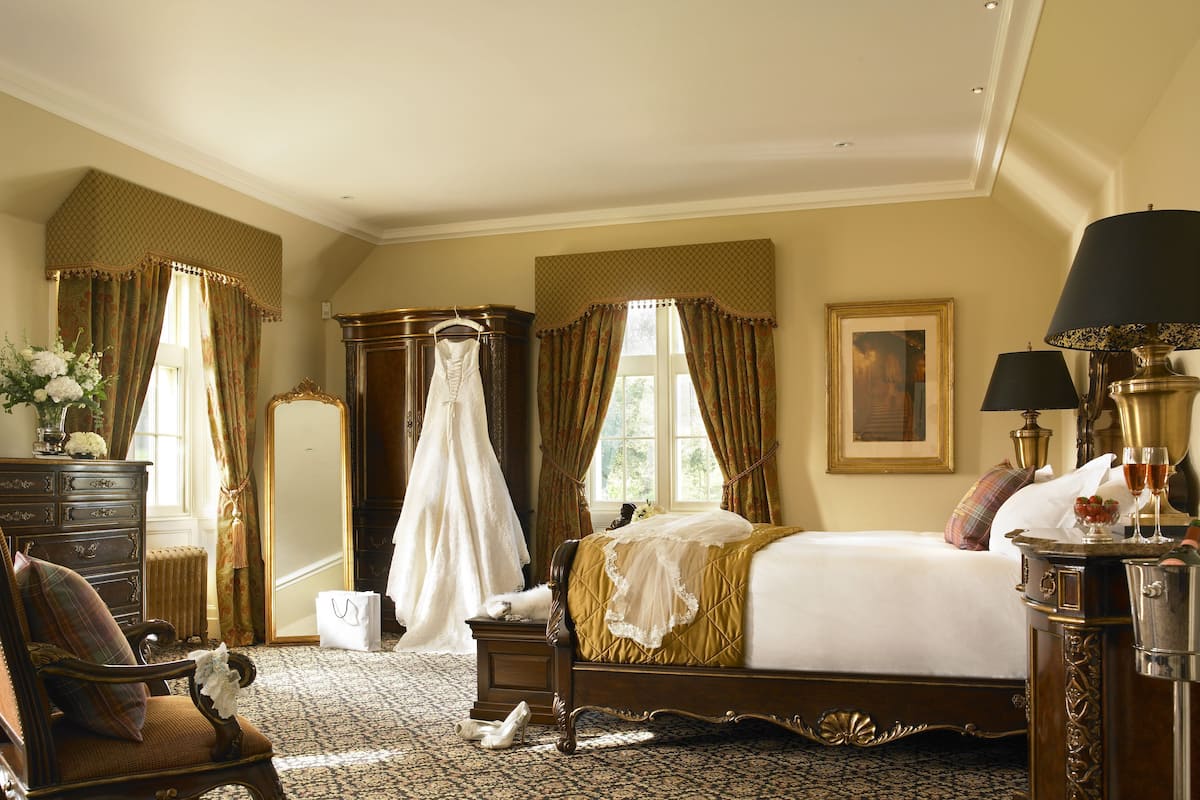 deluxe double room, 1 king bed | premium bedding, minibar, in-room safe, desk