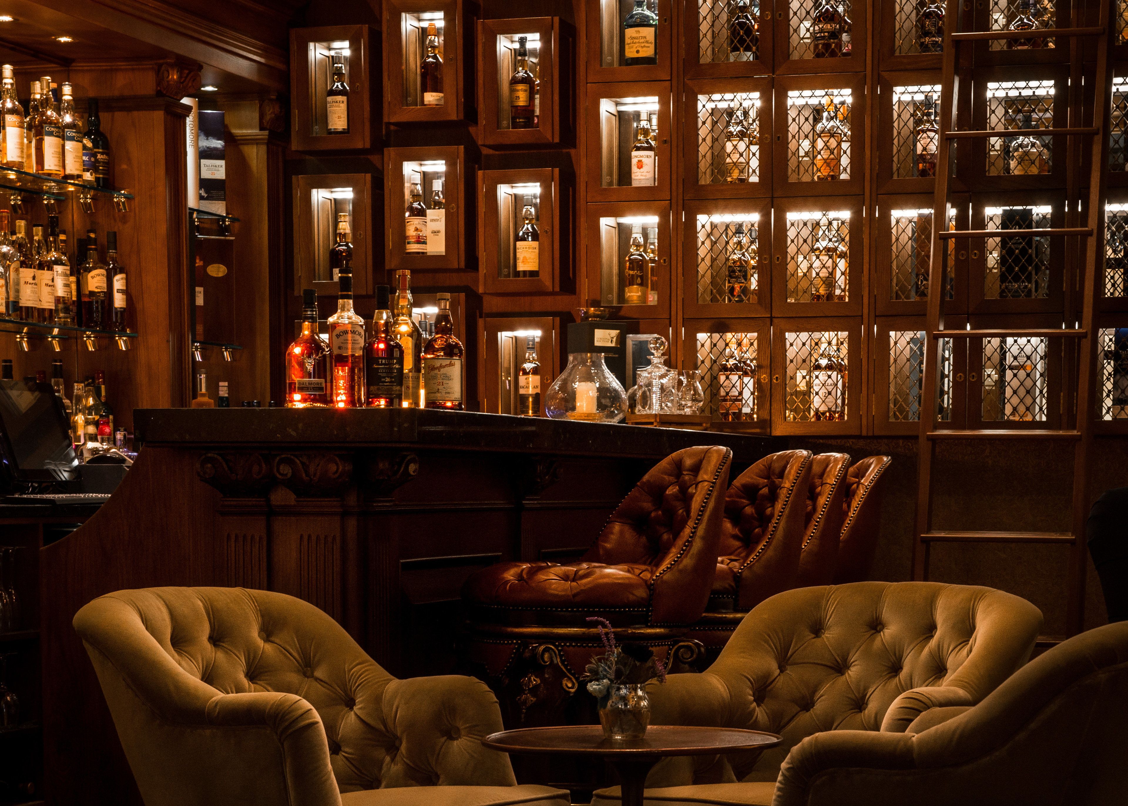 2 bars/lounges