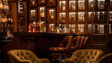 2 bars/lounges