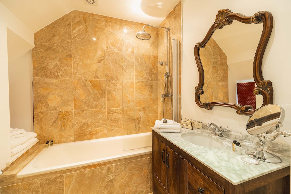 classic room, 1 queen bed (lodge) | bathroom | separate bathtub and shower, deep-soaking bathtub, designer toiletries